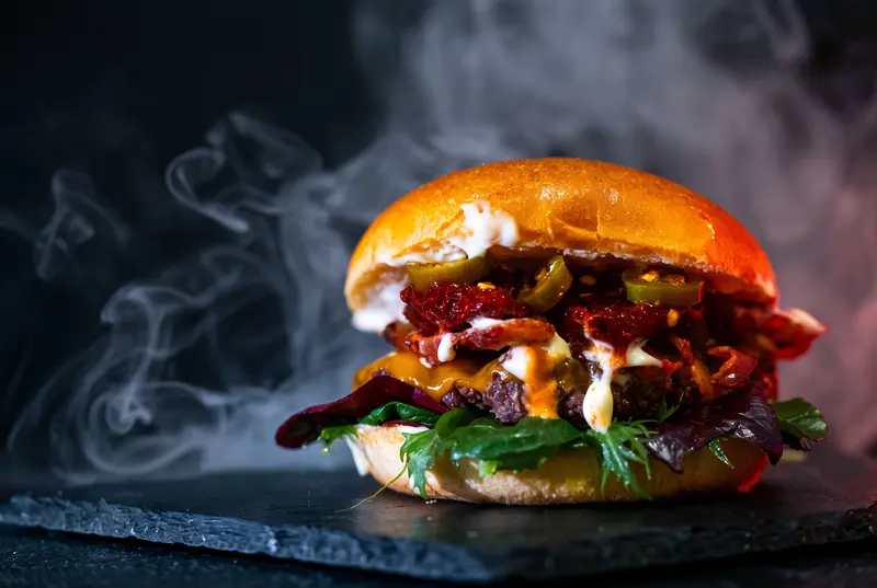 Chilli cheese burger s jalapeños v kouři